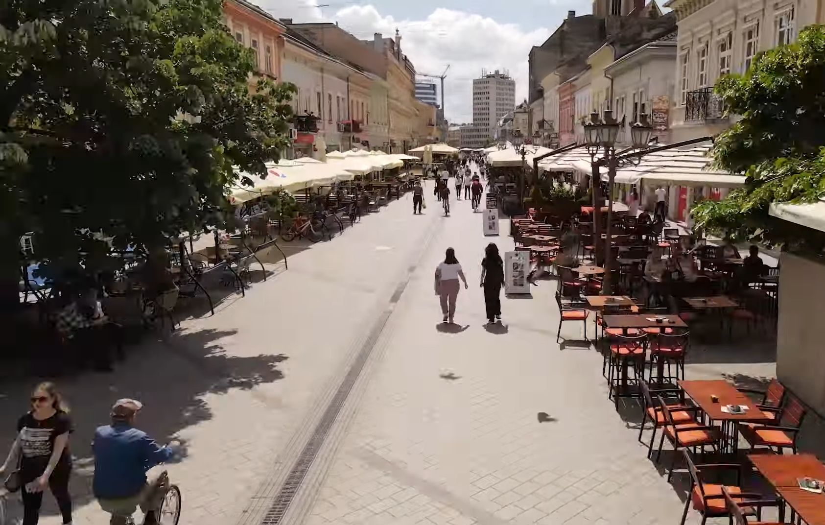 Zmaj Jovina ulica je puna kafića 